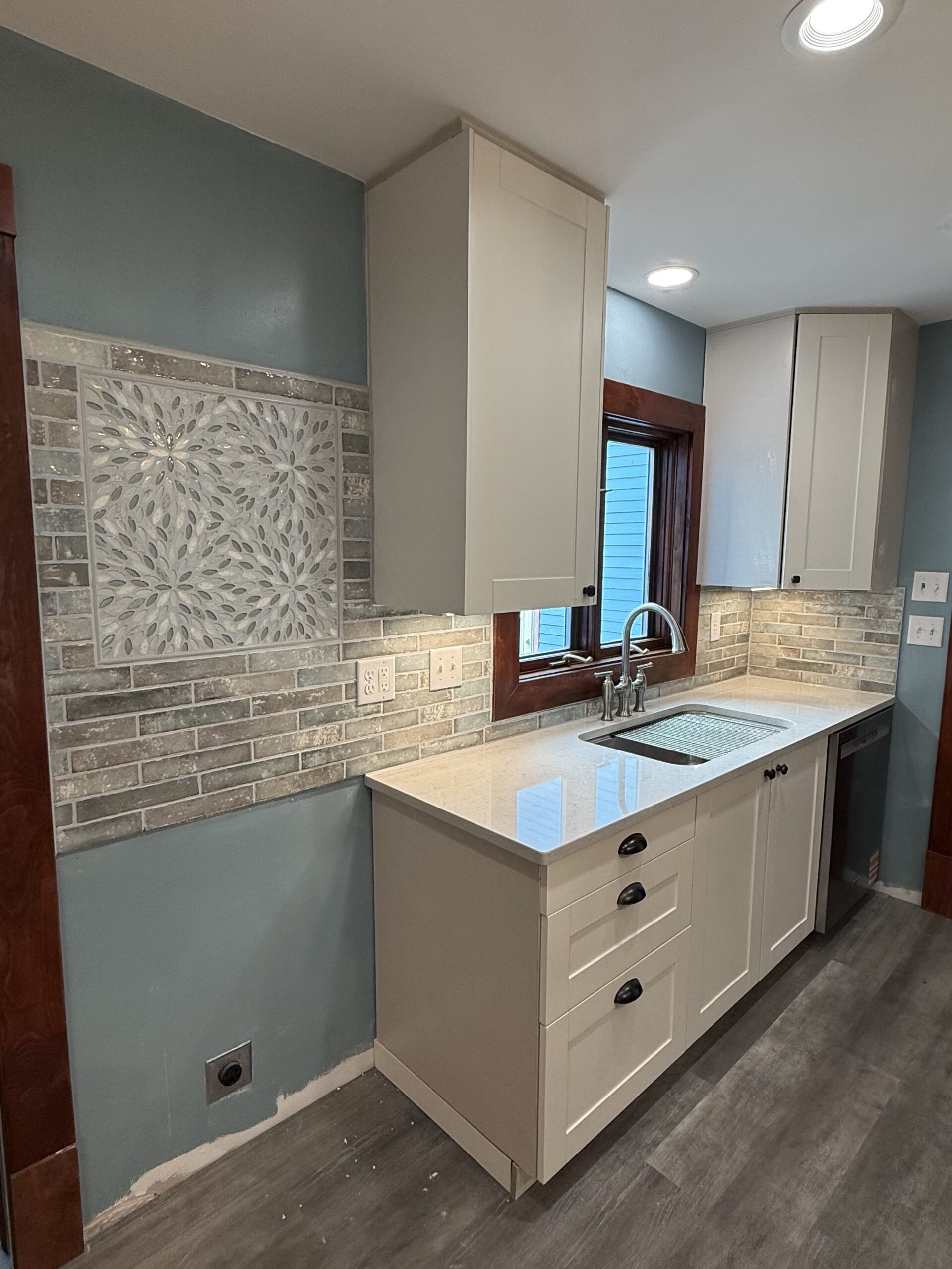 blue-beach-modern-white-kitchen-backsplash