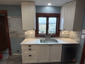 blue-beach-modern-white-kitchen-backsplash