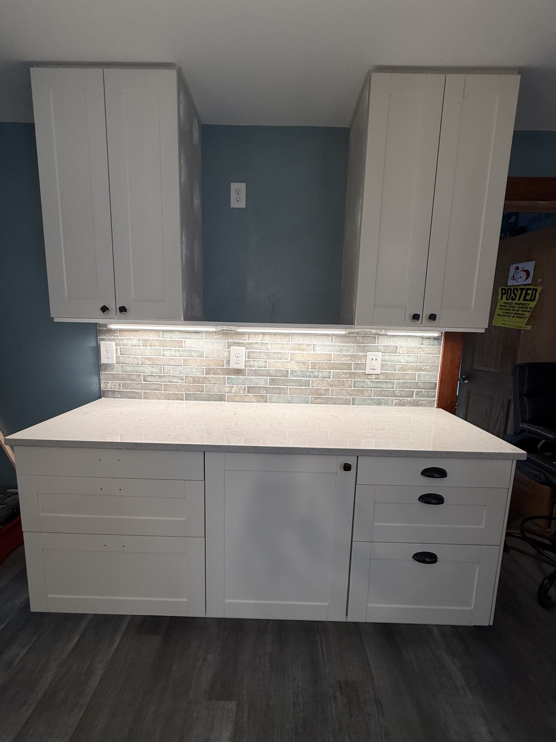blue-beach-modern-white-kitchen-backsplash
