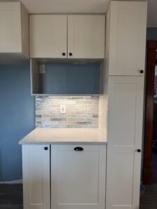 blue-beach-modern-whie-kitchen-backsplash